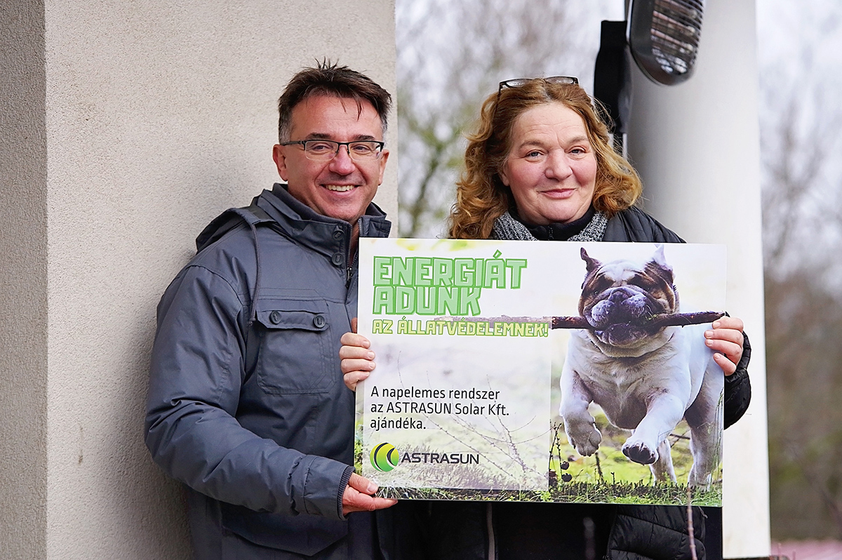Energiát adunk az állatvédelembe! Dr. Keresztes Attila Astrasun igazgató és Horváth Barbara menhelyvezető Dr. Keresztes Attila Astrasun igazgató és Horváth Barbara menhelyvezető